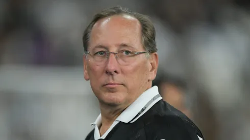 Textor enfrenta crise no Botafogo.