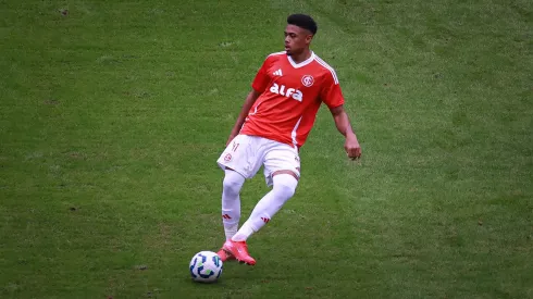 Victor Gabriel jogador do Internacional durante partida contra o Vitoria no estadio Beira-Rio pelo campeonato Brasileiro A 2025.