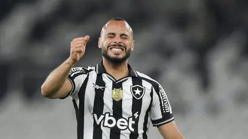 Arthur Cabral sofre novo problema físico no Botafogo