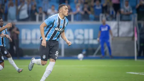 RS – PORTO ALEGRE – 16/10/2025 – BRASILEIRO A 2025, GREMIO X SAO PAULO – Carlos Vinicius jogador do Gremio comemora seu gol durante partida contra o Sao Paulo no estadio Arena do Gremio pelo campeonato Brasileiro A 2025. Foto: Maxi Franzoi/AGIF