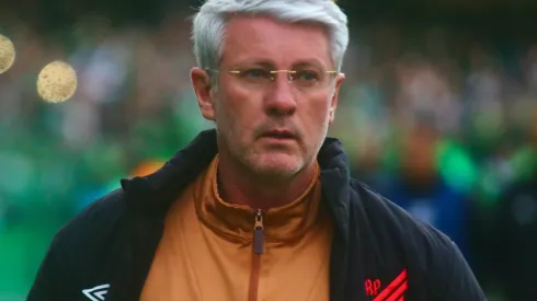 Odair durante clássico contra o Coritiba na Série B de 2025.