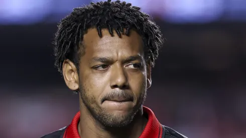 Romarinho durante confronto entre Vitória e São Paulo no Brasileirão 2025.