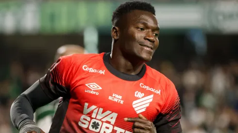 Kevin Viveros durante clássico contra o Coritiba na Série B de 2025.