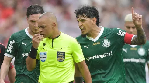Gustavo Gomez jogador do Palmeiras reclama com a arbitragem durante partida contra o Flamengo no estAdio Maracana pelo campeonato Brasileiro A 2025. Foto: Thiago Ribeiro/AGIF
