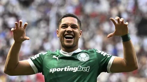 Vitor Roque jogador do Palmeiras comemora seu gol durante partida contra o Vasco no estadio Mane Garrincha pelo campeonato Brasileiro A 2025.