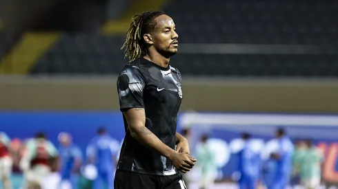 Andre Carrillo jogador do Corinthians durante aquecimento antes da partida contra o Palmeiras no estadio Arena Barueri pelo campeonato Brasileiro A 2025.