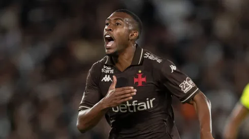 Rayan jogador do Vasco comemora seu gol durante partida contra o Fluminense no estadio Maracana pelo campeonato Brasileiro A 2025. Foto: Jorge Rodrigues/AGIF