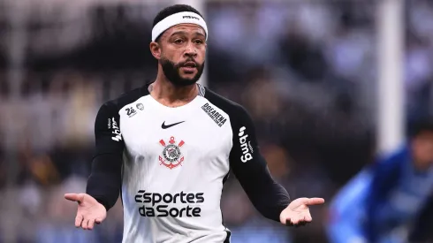 Memphis Depay jogador do Corinthians durante partida contra o Fortaleza no estadio Arena Corinthians pelo campeonato Brasileiro A 2025. Foto: Ettore Chiereguini/AGIF