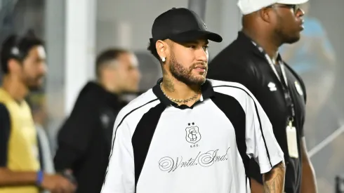 Neymar jogador do Santos antes da partida contra o Corinthians no estadio Vila Belmiro pelo campeonato Brasileiro A 2025. Foto: Jota Erre/AGIF