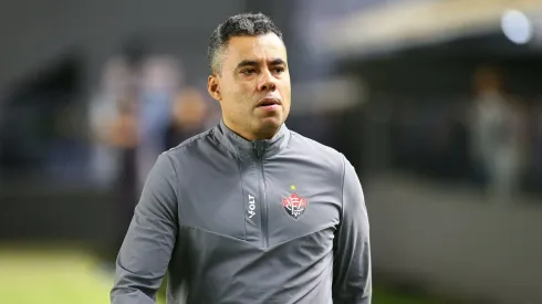 Jair Ventura tecnico do Vitoria durante partida contra o Santos no estadio Vila Belmiro pelo campeonato Brasileiro A 2025. Foto: Mauricio De Souza/AGIF