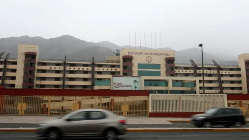 Carros passam em frente ao portão principal do Estádio Monumental de Lima em 8 de novembro de 2019, em Lima, Peru. Como resultado dos protestos e da agitação social que começaram em 18 de outubro, o Chile decidiu se retirar da final da Copa Libertadores da América, marcada para 23 de novembro. A CONMEBOL decidiu transferir a primeira final única deste torneio para o Estádio Monumental de Lima. (Foto de Raul Sifuentes/Getty Images)
