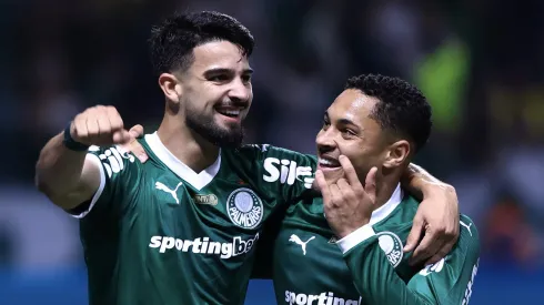 Vitor Roque e Flaco López em campo pelo Palmeiras. Foto: Marcello Zambrana/AGIF