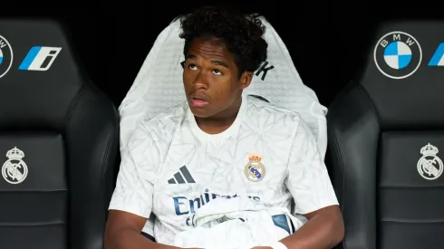 Endrick Felipe Moreira, do Real Madrid, observa antes da partida da La Liga entre Real Madrid CF e Real Valladolid CF no Estádio Santiago Bernabeu em 25 de agosto de 2024 em Madri, Espanha. (Foto de Angel Martinez/Getty Images)