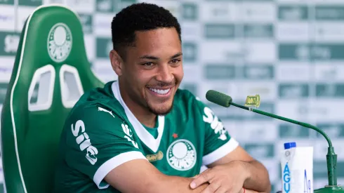 Vitor Roque durante sua apresentacao oficial como jogador do Palmeiras em coletiva de imprensa realizada no CT Academia de Futebol.