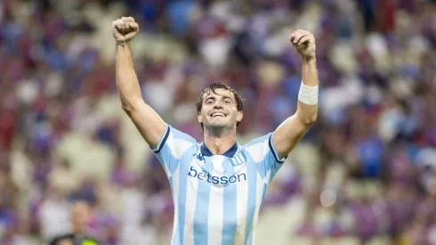 Sosa jogador do Racing comemora seu gol durante partida contra o Fortaleza no estadio Arena Castelao pelo campeonato Copa Libertadores 2025. Foto: Baggio Rodrigues/AGIF