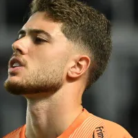 Hugo Souza segue em tratamento e Corinthians deve apostar em Felipe Longo contra o Vitória