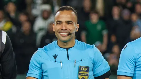 Alex Stefano apita Grêmio x Juventude. Foto: Robson Mafra/AGIF