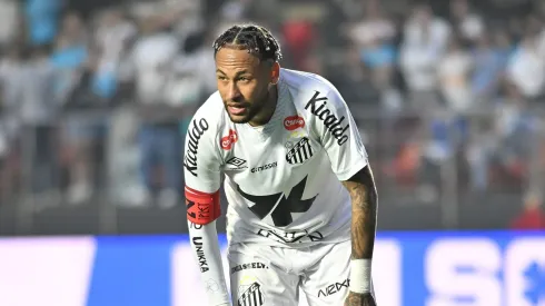 Neymar segue tratando lesão no Santos.