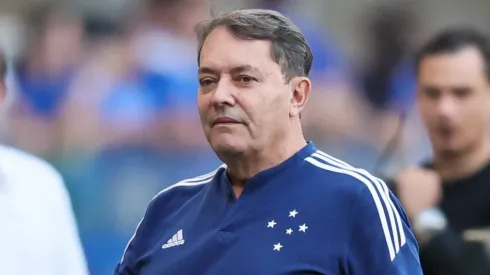 Pedrinho durante confronto contra o Santos no Campeonato Brasileiro de 2025.