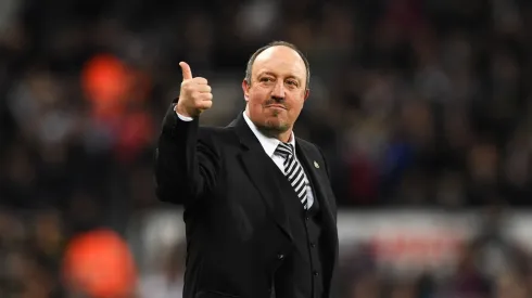Rafa Benitez, técnico do Newcastle United, comemora a vitória e a promoção após a partida do Campeonato Sky Bet entre Newcastle United e Preston North End, no St James' Park, em 24 de abril de 2017, em Newcastle upon Tyne, Inglaterra. O Newcastle United foi promovido de volta à Premier League após a vitória por 4 a 1. (Foto de Stu Forster/Getty Images)