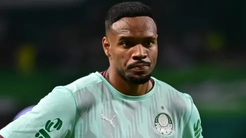 Carlos Miguel durante confronto contra o Fortaleza no Brasileirão 2025.