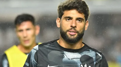 SP – SANTOS – 15/10/2025 – BRASILEIRO A 2025, SANTOS X CORINTHIANS – Yuri Alberto jogador do Corinthians durante aquecimento antes da partida contra o Santos no estadio Vila Belmiro pelo campeonato Brasileiro A 2025. Foto: Jota Erre/AGIF