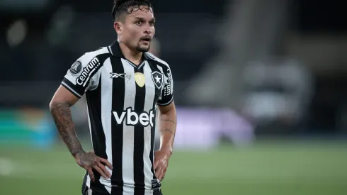RJ – RIO DE JANEIRO – 14/08/2025 – COPA LIBERTADORES 2025, BOTAFOGO X LDU – Artur jogador do Botafogo durante partida contra o LDU no estadio Engenhao pelo campeonato Copa Libertadores 2025. Foto: Jorge Rodrigues/AGIF