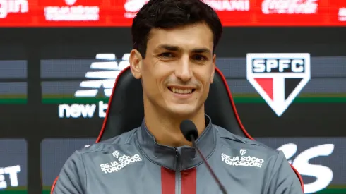 Foto: Rubens Chiri / São Paulo FC – Dinenno durante coletiva de apresentação no São Paulo.