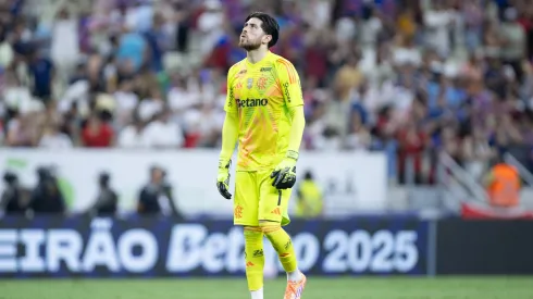 Rossi goleiro do Flamengo durante partida contra o Fortaleza no estadio Arena Castelao pelo campeonato Brasileiro A 2025. Foto: Baggio Rodrigues/AGIF