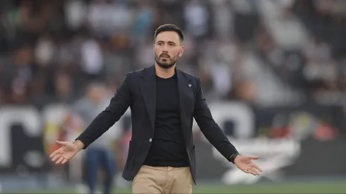 Davide Ancelotti tecnico do Botafogo durante partida contra o Santos no estadio Engenhao pelo campeonato Brasileiro A 2025. Foto: Thiago Ribeiro/AGIF