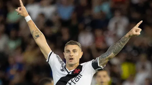 SP – BRAGANCA PAULISTA – 26/10/2025 – BRASILEIRO A 2025, BRAGANTINO X VASCO – Vegetti jogador do Vasco comemora seu gol durante partida contra o Bragantino no estadio Cicero De Souza Marques pelo campeonato Brasileiro A 2025. Foto: Joisel Amaral/AGIF