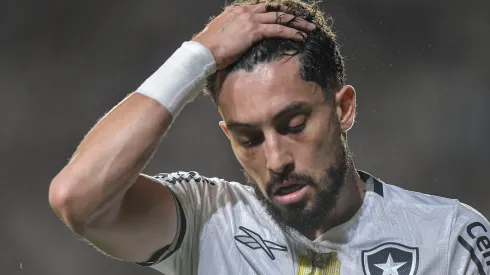 Alex Telles durante confronto contra o Vasco na Copa do Brasil de 2025.