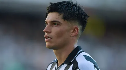 Joaquín Correa durante confronto contra o Santos no Brasileirão 2025.