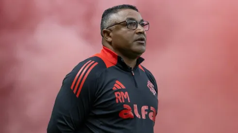 Roger Machado durante clássico contra o Grêmio no Brasileirão 2025.