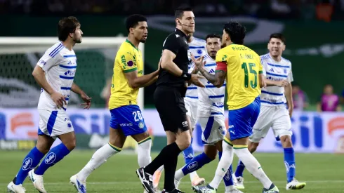 Gustavo Gomez jogador do Palmeiras reclama com a arbitragem durante partida contra o Cruzeiro no estadio Arena Allianz Parque pelo campeonato Brasileiro A 2025. Foto: Marcello Zambrana/AGIF