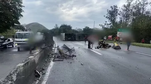 Ônibus com torcedores do Flamengo tomba em estrada. Foto: Divulgação/PRF