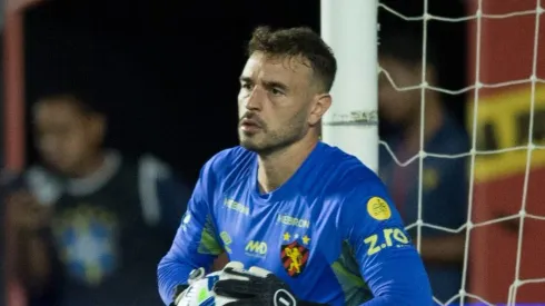 Gabriel Vasconcelos goleiro do Sport durante a partida contra o Ceara na Ilha do Retiro em Recife (PE), pelo Campeonato Brasileiro A 2025. Foto: Marlon Costa/AGIF