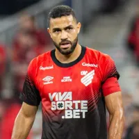 Kevín Ramírez critica não expulsão de Alan Kardec em Athletico-PR x Amazonas: “Poderia ter quebrado meu joelho”