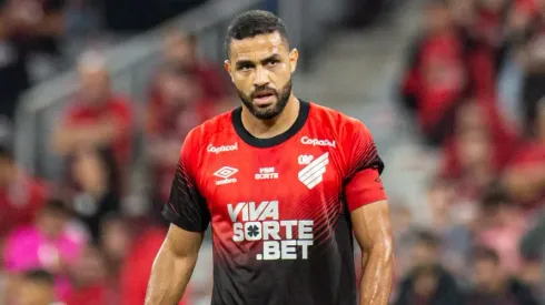 Alan Kardec durante confronto contra a Chapecoense na Série B de 2025.