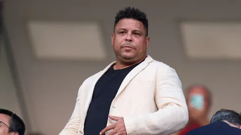 Ronaldo Nazário, presidente do Real Valladolid, observa das arquibancadas antes da partida da La Liga entre Real Valladolid CF e RCD Espanyol de Barcelona no Estádio José Zorrilla, em 19 de agosto de 2024, em Valladolid, Espanha. (Foto de Angel Martinez/Getty Images)