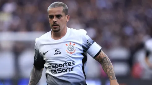 Fagner continua sob contrato com o Corinthians