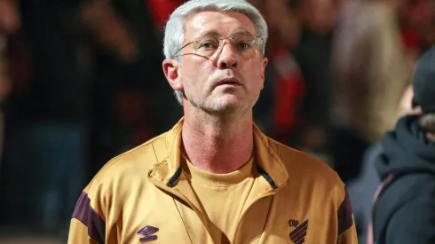 Odair Hellmann durante confronto contra o Amazonas na Série B de 2025.