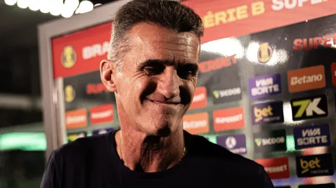 Vagner Mancini durante confronto entre Goiás e Remo na Série B de 2025.