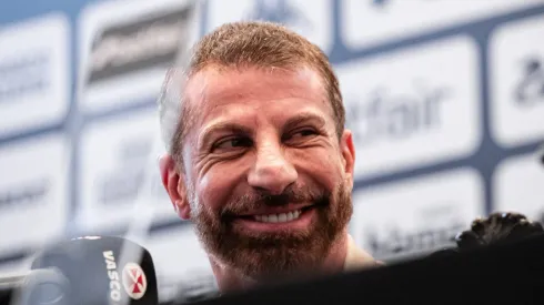 Pedrinho em entrevista de apresentação do Phillipe Coutinho. Fotos: Leandro Amorim