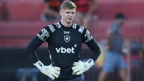 Raul durante aquecimento para confronto contra o Sport no Brasileirão 2025.