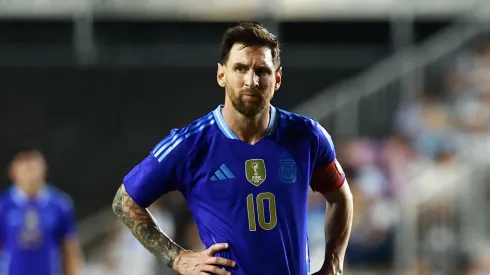 Lionel Messi, da Argentina, reage durante o amistoso internacional entre Porto Rico e Argentina no Chase Stadium, em 14 de outubro de 2025, em Fort Lauderdale, Flórida. (Foto de Carmen Mandato/Getty Images)