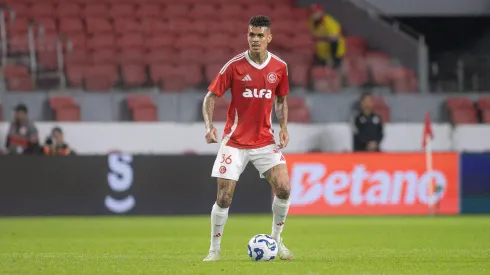 Richard jogador do Internacional durante partida contra o Sao Paulo no estadio Arena do Gremio pelo campeonato Brasileiro A 2025.