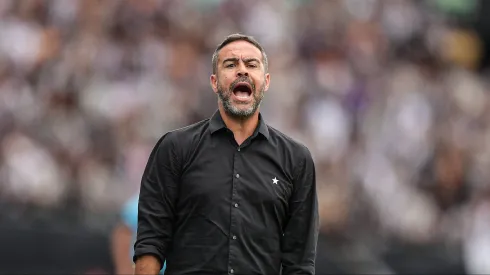 Artur Jorge tecnico do Botafogo durante partida contra o Sao Paulo no estadio Engenhao pelo campeonato Brasileiro A 2024. Foto: Thiago Ribeiro/AGIF