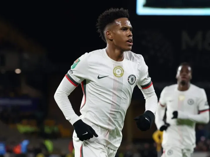 Estêvão marca golaço em classificação do Chelsea na Copa da Liga Inglesa