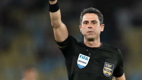 O arbitro Flavio Rodrigues de Souza durante partida entre Fluminense e Ceara no estadio Maracana pelo campeonato Brasileiro A 2025. Foto: Jorge Rodrigues/AGIF